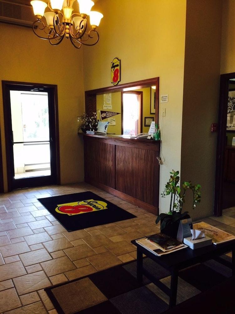 Super 8 By Wyndham Chadron Ne Hotel Екстериор снимка