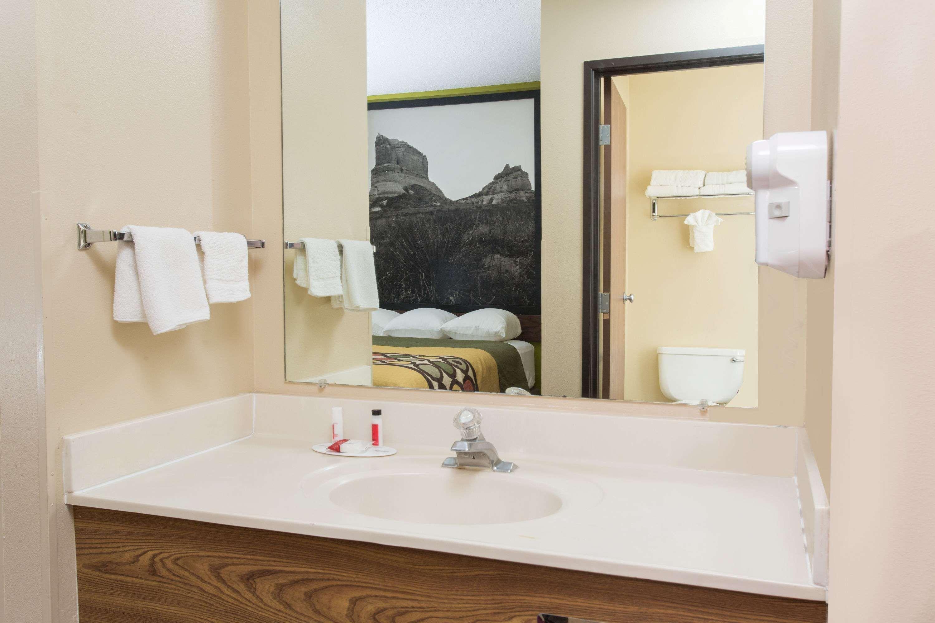 Super 8 By Wyndham Chadron Ne Hotel Екстериор снимка