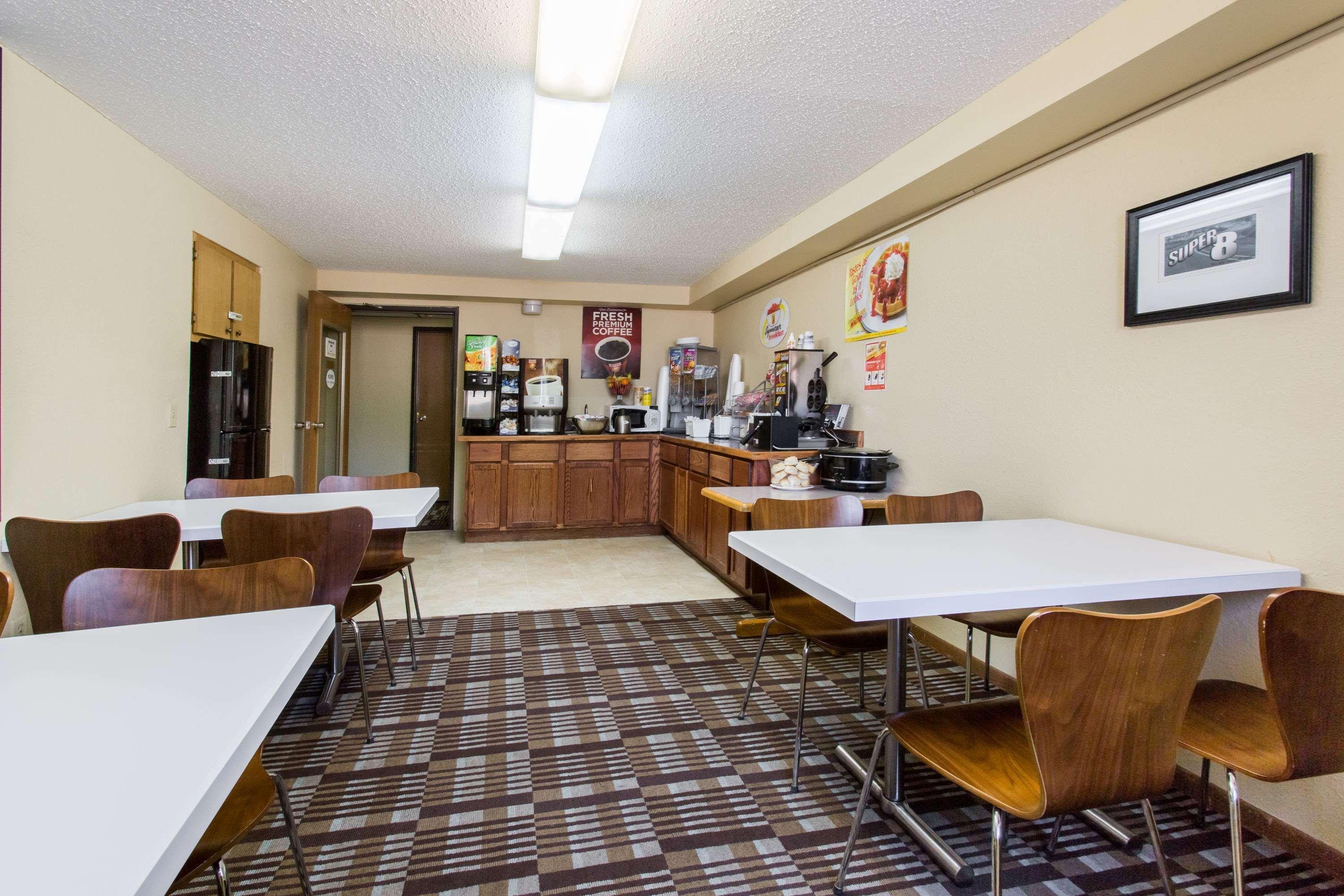 Super 8 By Wyndham Chadron Ne Hotel Екстериор снимка