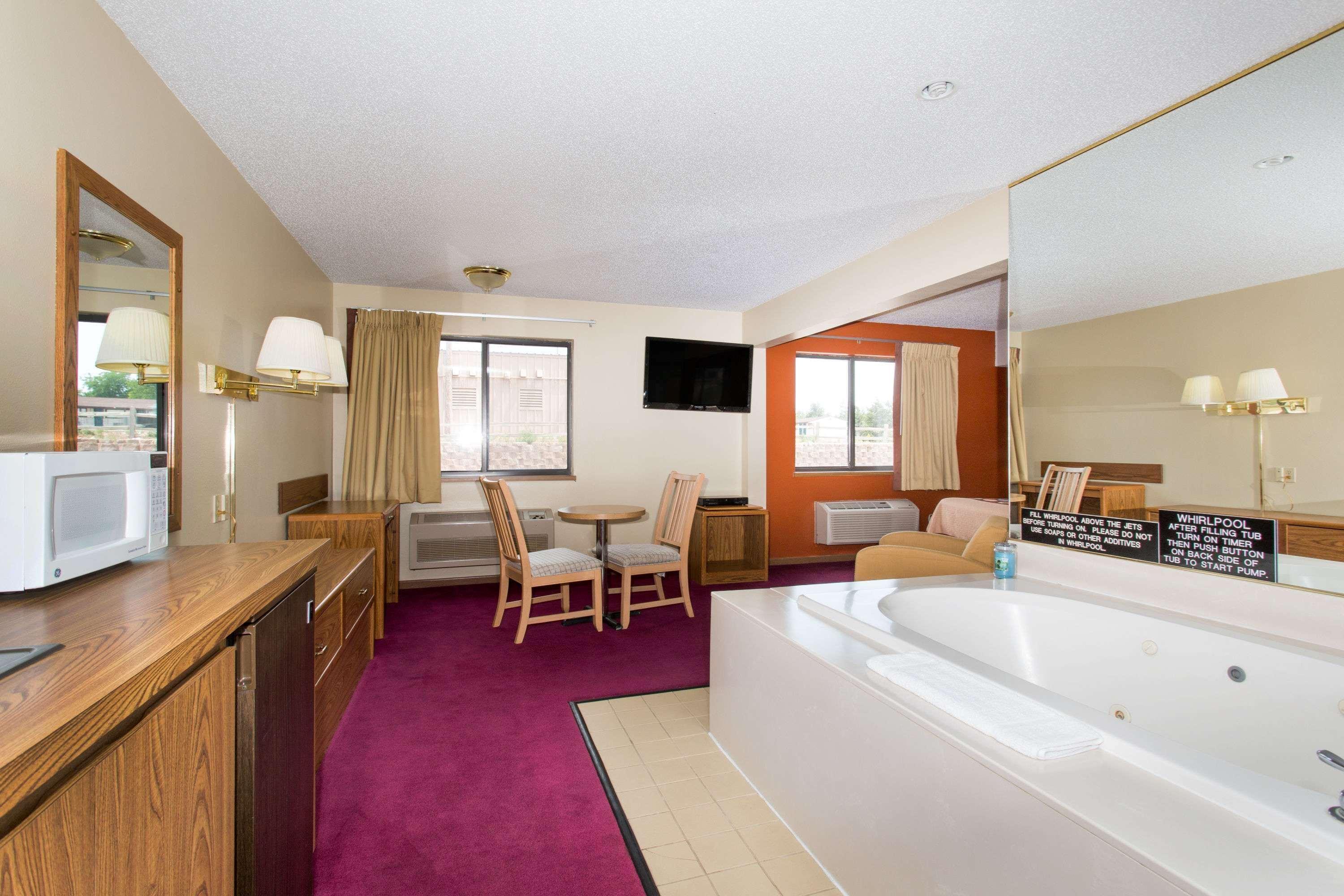 Super 8 By Wyndham Chadron Ne Hotel Екстериор снимка