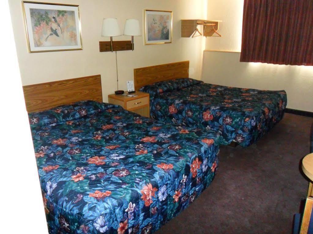 Super 8 By Wyndham Chadron Ne Hotel Екстериор снимка