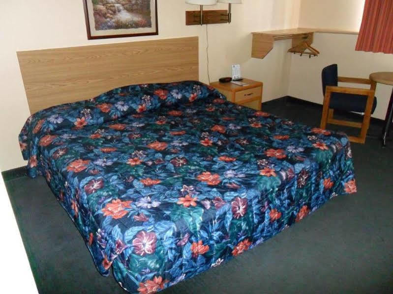 Super 8 By Wyndham Chadron Ne Hotel Екстериор снимка